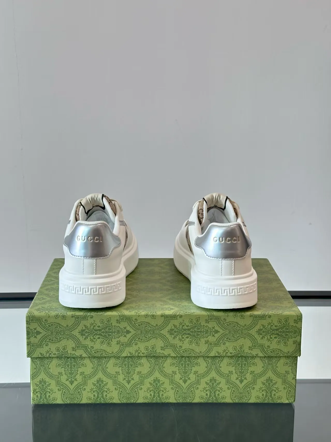P460. New men's shoes GUCCI [Lightning] latest shoes shipped. Original quality, fashionable, special materials, sheepskin lining, new packaging. The foot feels super comfortable and the workmanship is impeccable. Size: 38-45, white lining. No. 058